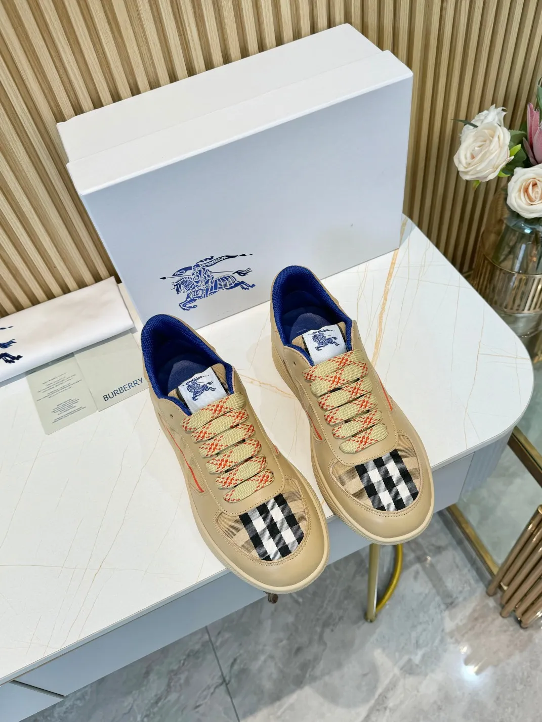 Men's men's shoes 💰560 Burberry's 2024 hot model is released. After three years, the classic plaid returns. It is versatile and decorated with worsted Burberry plaid pattern. Featuring a mesh lining and checkered laces, the rubber sole features the archive Burberry monogram. From Burberry's iconic collection, these wardrobe staples are interpreted with the brand's signature style.   ✅Fabric: classic cotton + silk cowhide ✅Lining: original board lining, silk cowhide lining for feet ✅Outsole: TPU ✅Color: apricot ✅Code number: 35-45 for men and women (35, 45 customized)